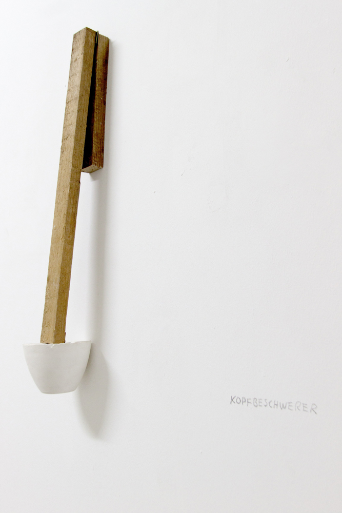 Kopfbeschwerer, 2012, Holzlatte, Scharnier, Gips, 68 x 11 x 11 cm