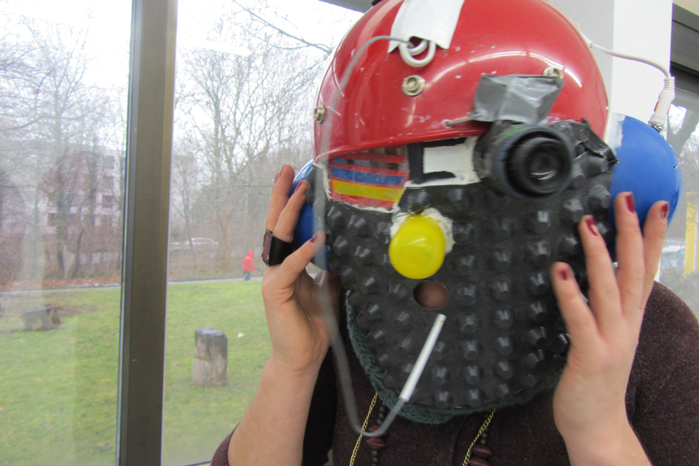 Helmet of Synesthesia, 2013, Helm, div. Materialien, MP3-Player, Wandhalterung, Lutscher, Sound, Riechsäckchen, Video