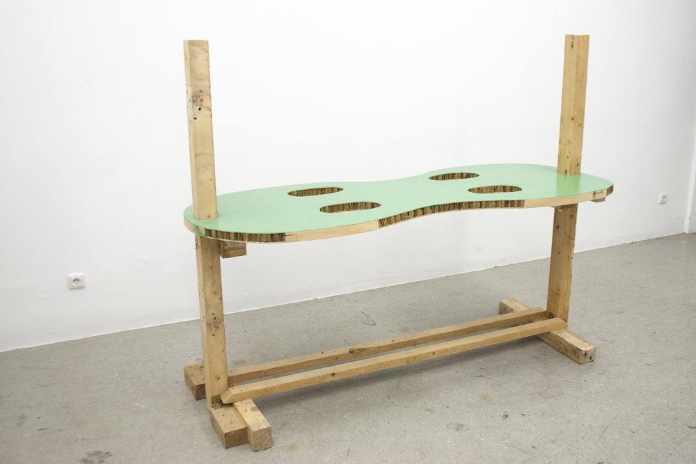 Sitzgelegenheit für zwei Prototypen, 2012, Holz, Türplatte