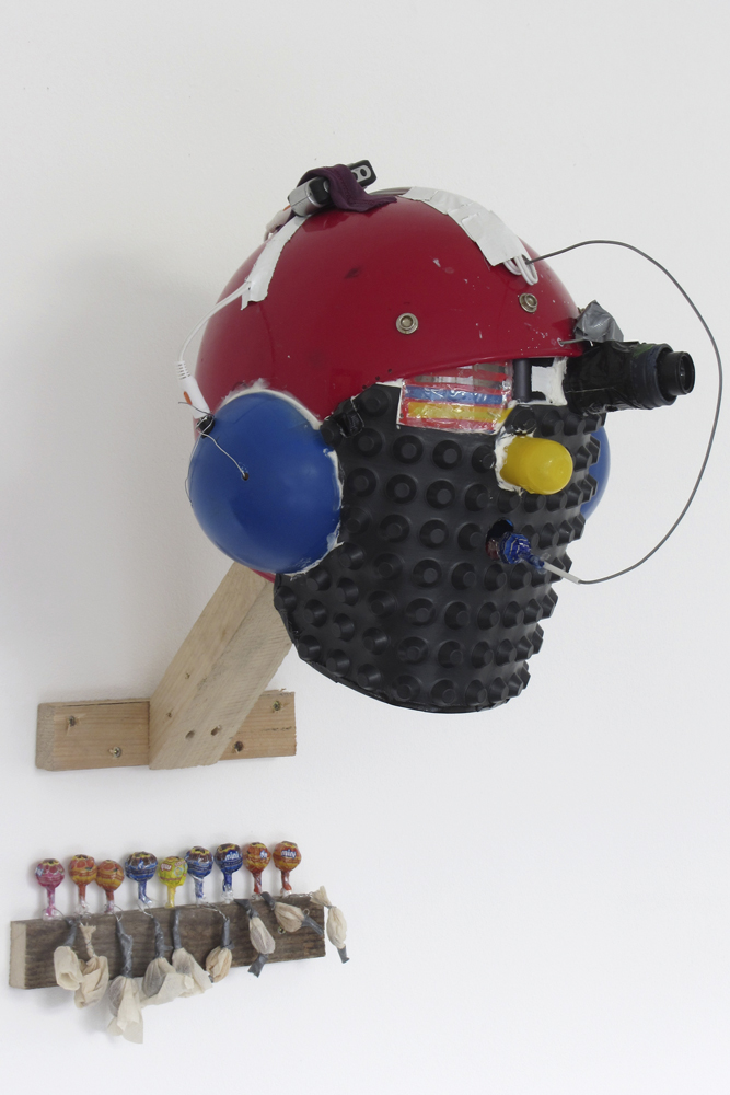 Helmet of Synesthesia, 2013, Helm, div. Materialien, MP3-Player, Wandhalterung, Lutscher, Sound, Riechsäckchen