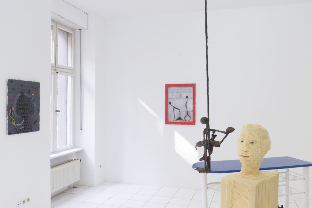 Ausstellungsansicht der Ausstellung "Shitting Ghosts" mit Arbeiten von Wilhelm Beermann, Fabian Hub, Ryo Kinoshita und Paul Schuseil