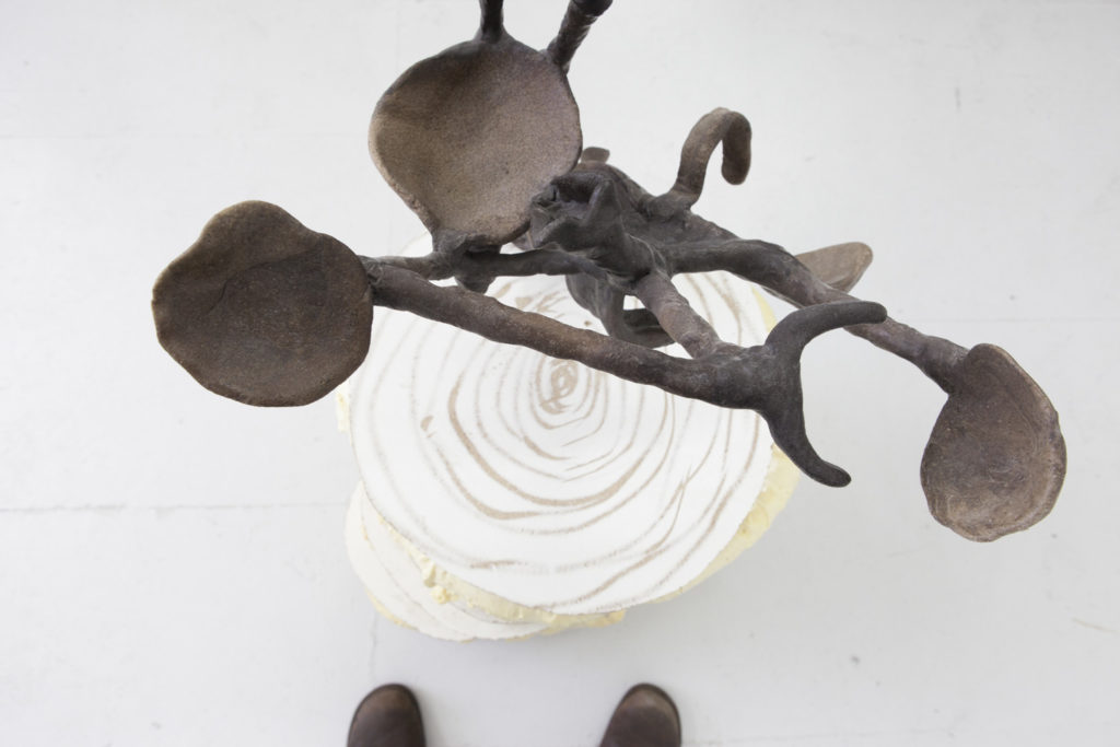 Pose no.14 (Engel über Waldlichtung), 2018, Kunststoffgemisch mit Kaffee, Holz, Spanplatte, PU-Schaum, 260x61x42 cm