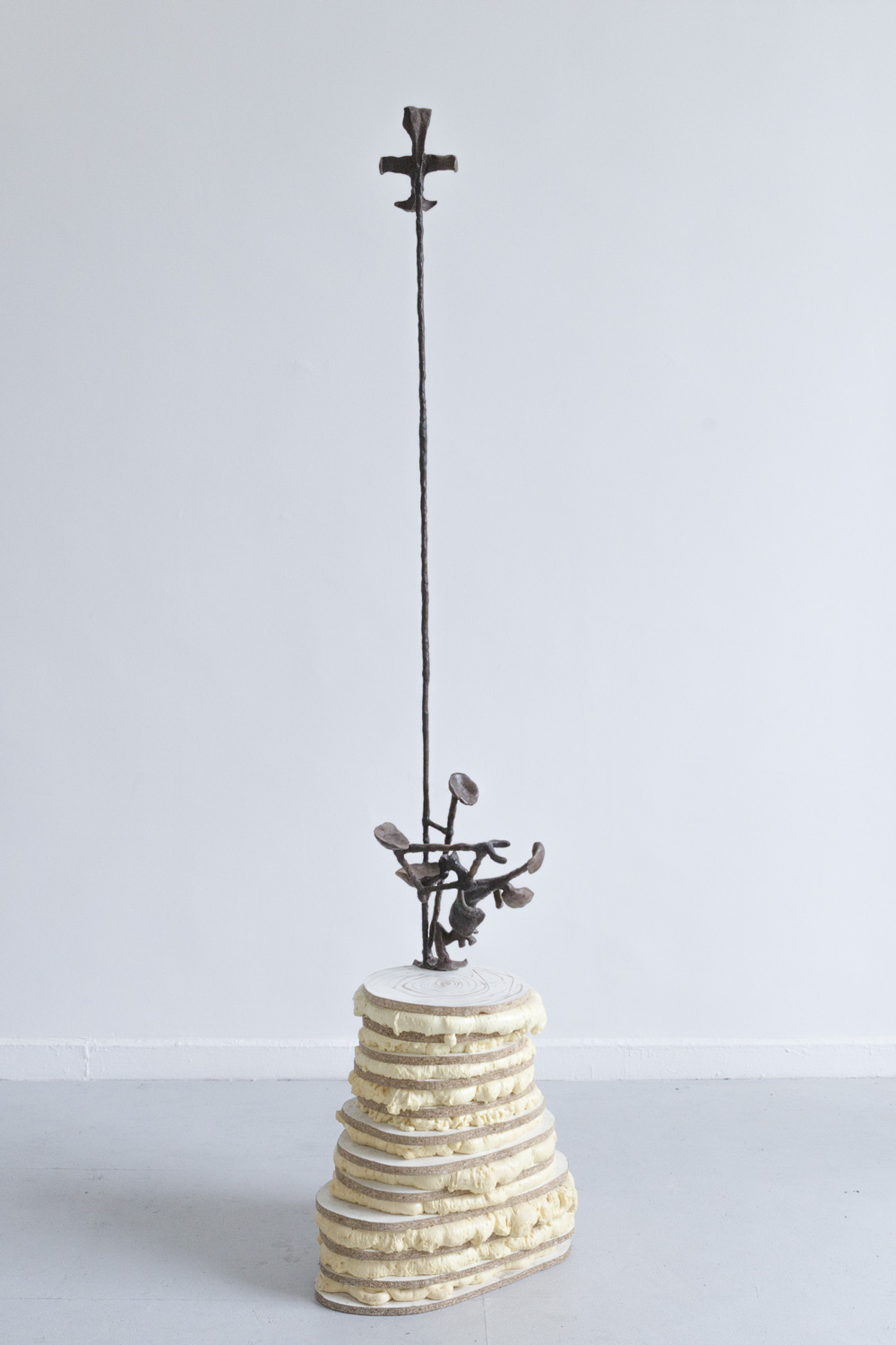 Pose no.14 (Engel über Waldlichtung), 2018, Kunststoffgemisch mit Kaffee, Holz, Spanplatte, PU-Schaum, 260x61x42 cm